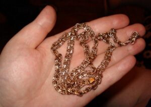 цепочка в руке, фото из открытых источников
