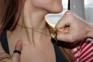 сорвать цепочку с шеи, фото из открытых источников
