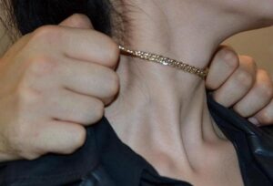 В Кривом Роге мужчина сорвал с шеи девушки золото стоимостью 33 тыс. грн