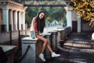 _cheerful_girl_in_sneakers_090152_