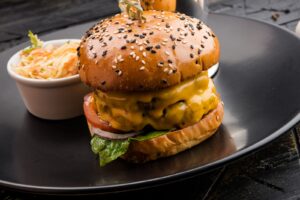 Рецепт для пикника: сочные чизбургеры на гриле