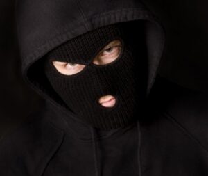 грабитель в маске, фото из открытых источников