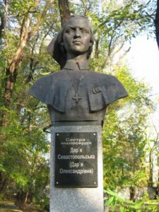 бронзовый бюст Даши Севастопольской
