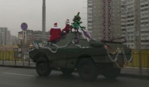 В Украину дед Мороз ворвался на бронетранспортере (видео)