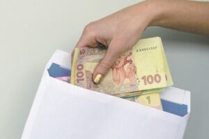 фото vz.ua, деньги в конверте