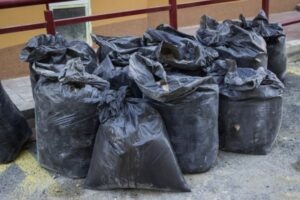 В Днепре коммерсанты устроили стихийную мусорную свалку (Видео)