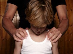 ребенок плачет, фото из открытых источников