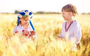 Дети в украинских костюмах