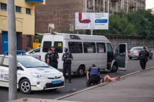 фото https://informator.dp.ua, девушка выпала с маршрутки