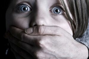 украсть девочку, фото из открытых источников