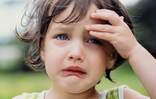 девочка плачет