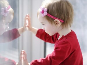 девочка выпала из окна, фото из открытых источников