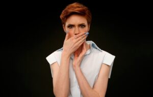 devushka-mimika-ispug