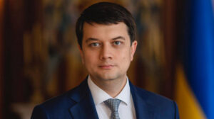 “Искусственная информационная кампания”: в “Слуге народа” прокомментировали слухи об отставке Разумкова