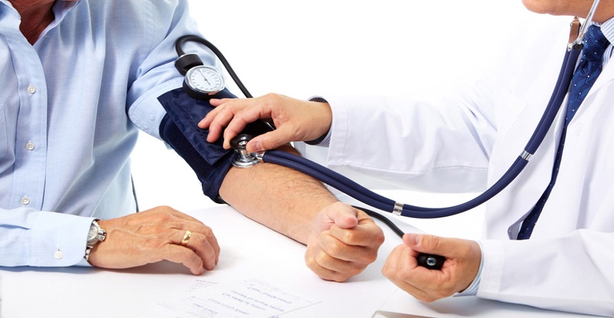 Врач измеряет давление