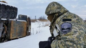 фото ГСЧС, спасатели выводят пострадавшего мужчину