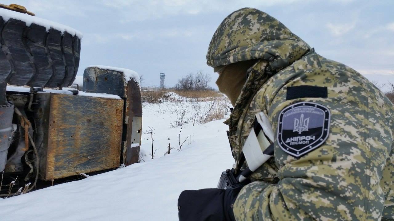 фото ГСЧС, спасатели выводят пострадавшего мужчину