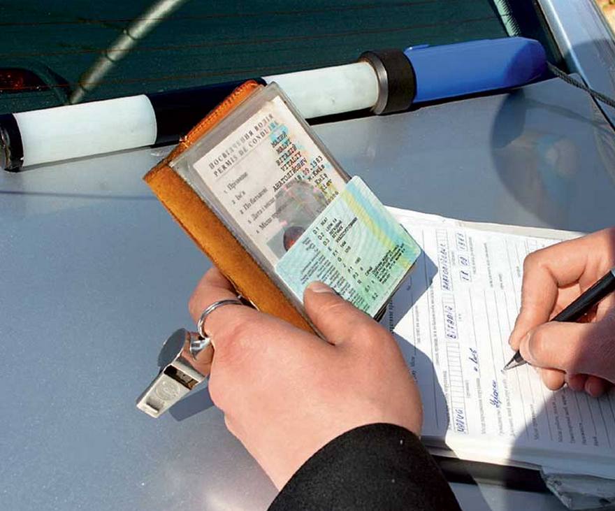 проверка документов на автомобиль, фото из открытых источников