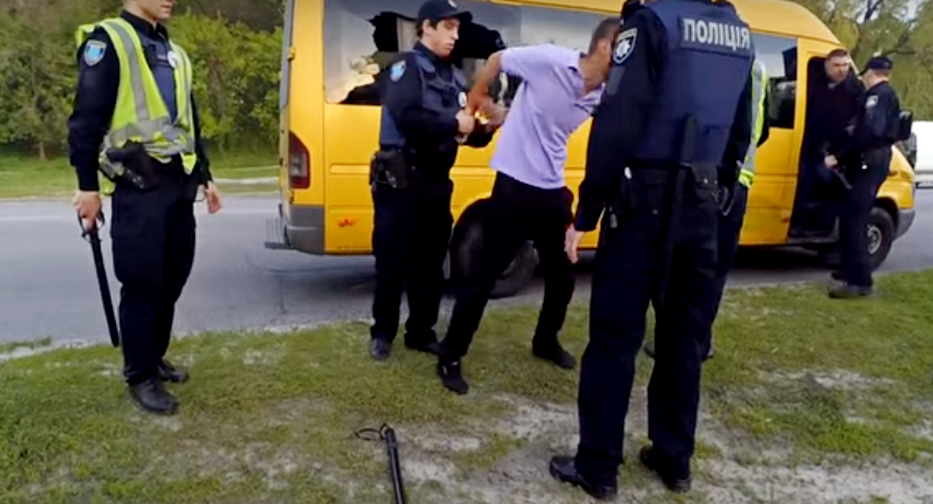 драка в маршрутке, скриншот из видео