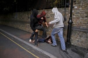 избивать парня на улице, фото из открытых источников