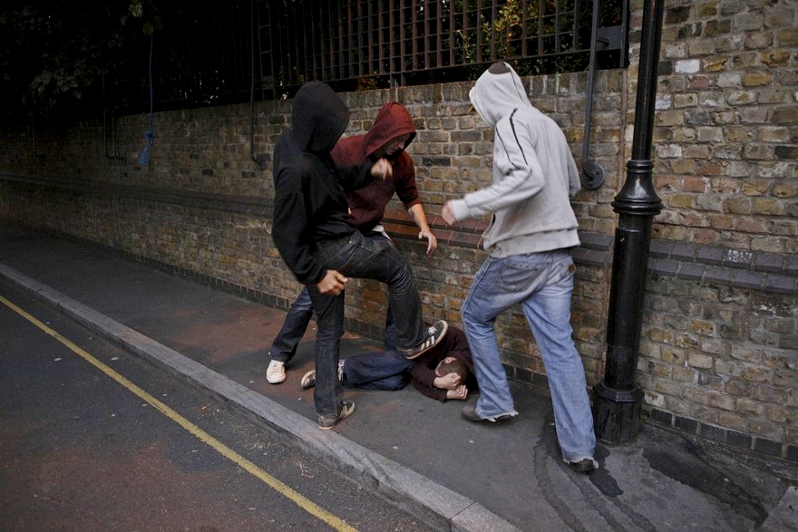 избивать парня на улице, фото из открытых источников