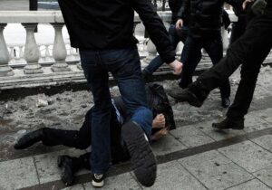 избить мужчину