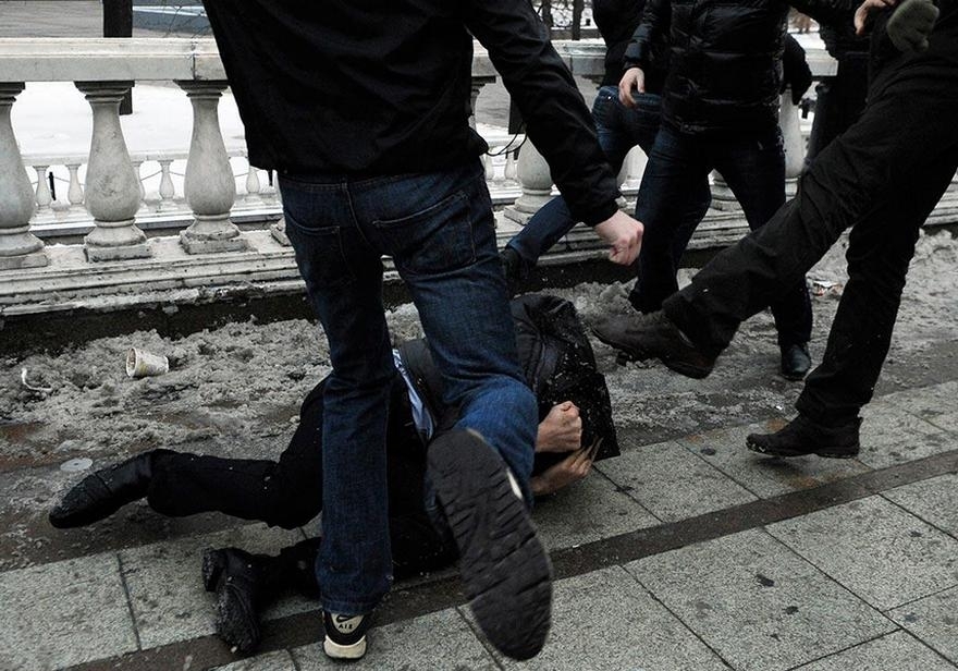 избить мужчину