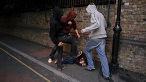 драка мужчин, фото из открытых источников