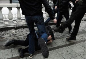 Возле бара в центре Днепра произошла массовая драка со стрельбой (Видео)