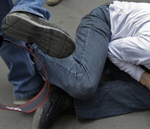 бить мужчину, фото из открытых источников