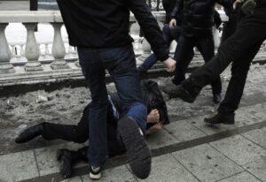 драка мужчин, фото из открытых источников