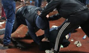 муж избивает жену, фото из открытых источников