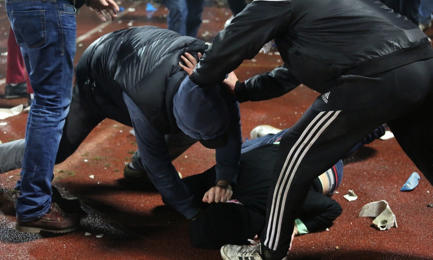 муж избивает жену, фото из открытых источников