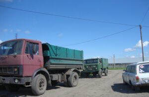 На Днепропетровщине волонтеры ремонтируют машины бойцов АТО. Фото: пресс-служба Днепропетровской ОГА
