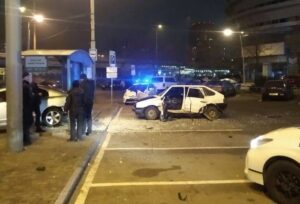 Жесткое ДТП в Днепре: два автомобиля снесли остановку