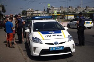 фото https://informator.dp.ua, водитель наехал на полицейскую