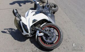 фото https://1kr.ua, ДТП мотоциклист и &quot;ВАЗ&quot;