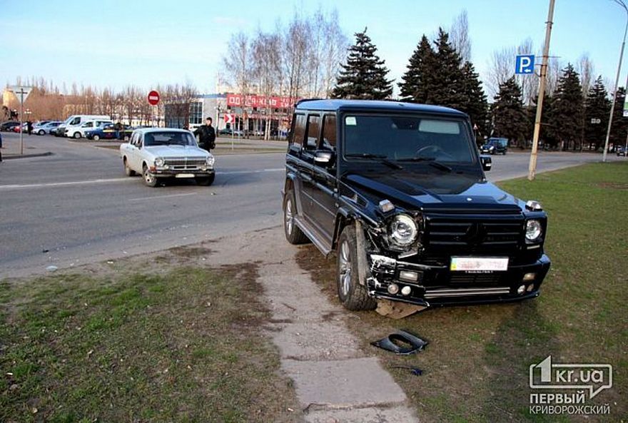ДТП &quot;Mercedes&quot;, фото https://1kr.ua