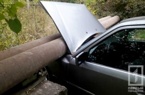 фото http://1tv.kr.ua, ДТП "Mercedes-Benz" врезался в трубу