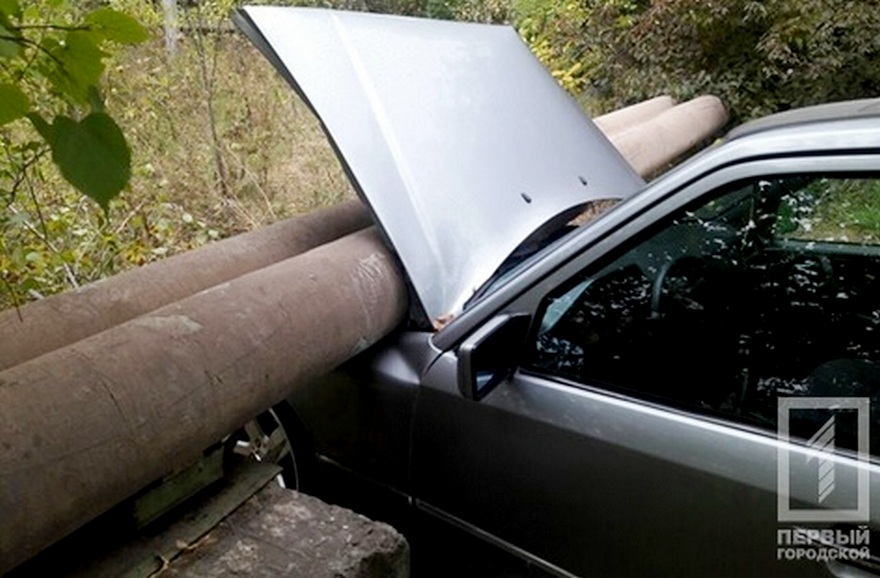 фото http://1tv.kr.ua, ДТП "Mercedes-Benz" врезался в трубу