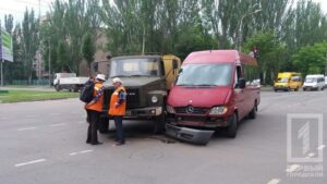 фото http://krlife.com.ua, ДТП маршрутка и &quot;Renault Kangoo&quot;