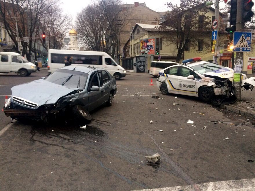 В центре Днепра такси столкнулось с полицейскими на Toyota Prius, фото https://informator.dp.ua
