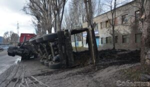 фото http://sobitie.com.ua, ДТП фура опрокинулась возле МВД