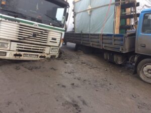 фото https://informator.dp.ua, ДТП фуры застряли в грязи