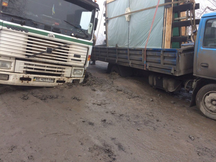 фото https://informator.dp.ua, ДТП фуры застряли в грязи