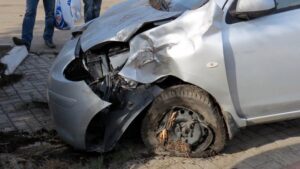 фото https://informator.dp.ua, в Днепре девушка на Nissan снесла три елки