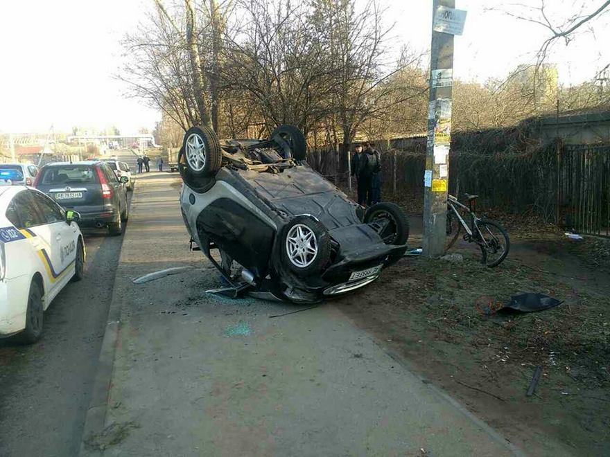 фото https://informator.dp.ua, перевернулся автомобиль Smart и задел велосипедиста
