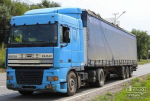 фото https://1kr.ua, грузовик повредил троллейбусные провода