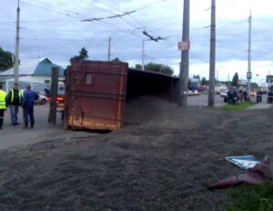 перевернулась фура с семечками