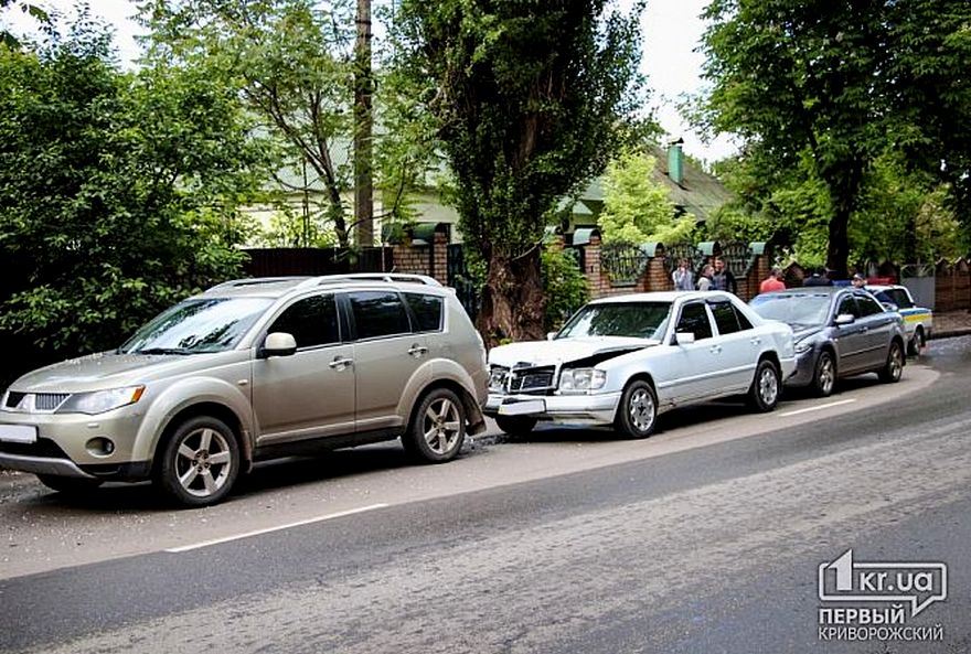 фото https://1kr.ua, тройное ДТП